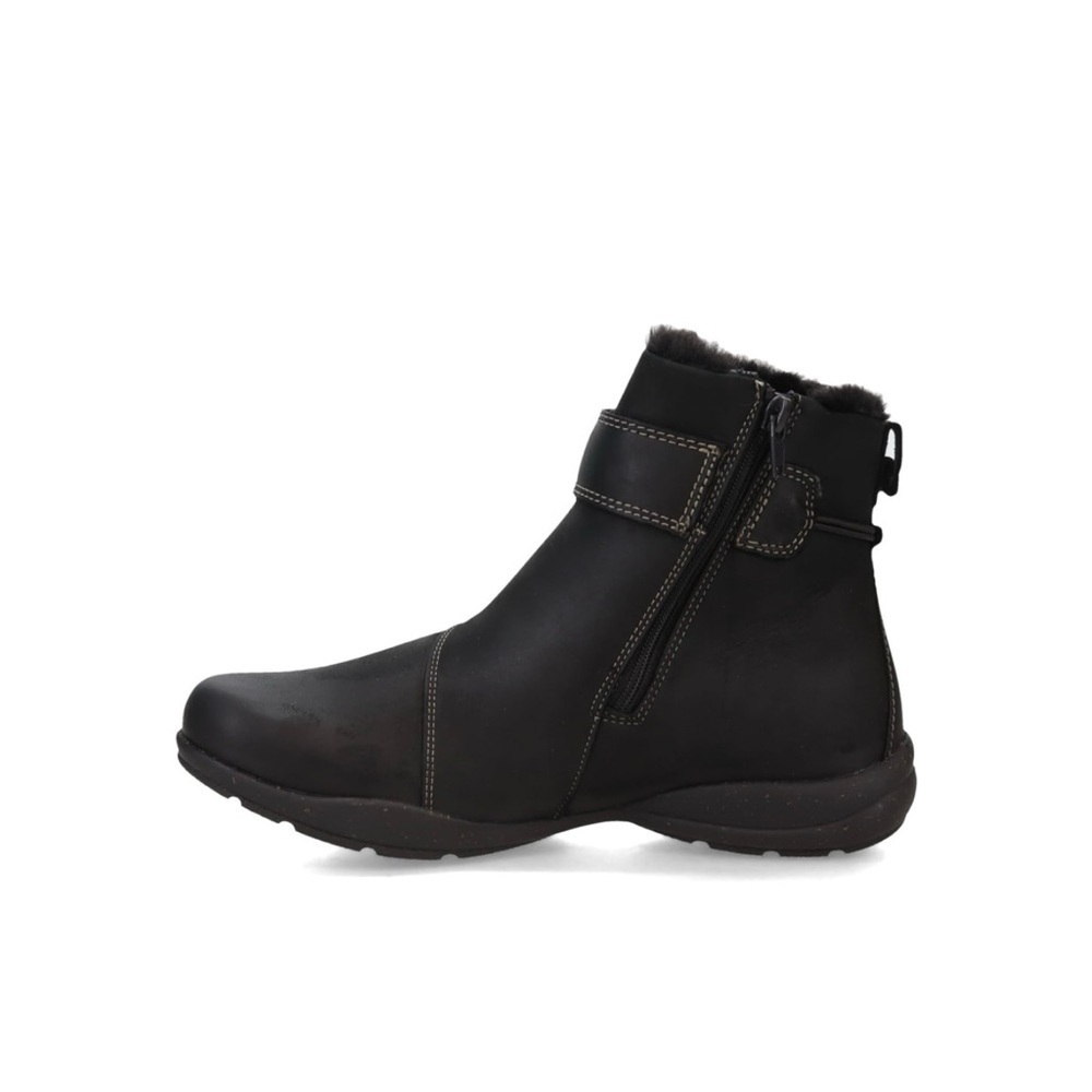 Women's Clarks, Roseville Boot  Black Fabric Leather Size 8N New